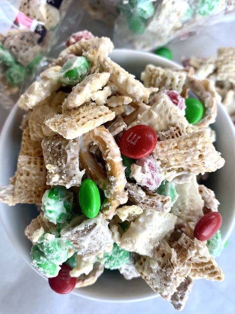 Christmas Snacks Savory, Christmas Snack Mix, Chex Mix Christmas, Chex Mix Recipe, Christmas Snack, Chex Mix Recipes, Just A Pinch Recipes, Chocolate Party, Holiday Goodies