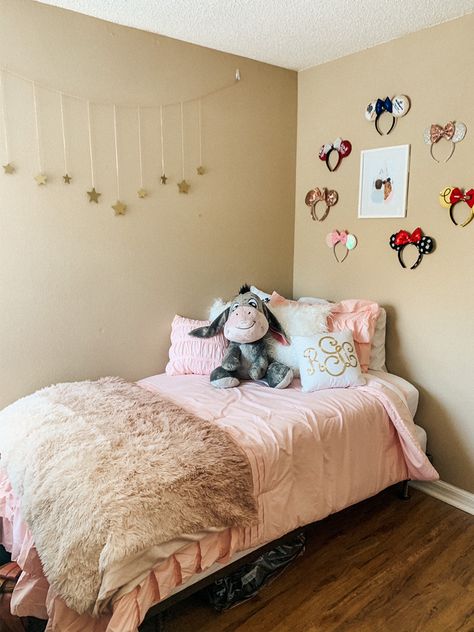 Disney College Program Vista Way apartment Subtle Disney Room Ideas, Teen Disney Bedroom, Disney Bedroom Ideas For Teens, Aesthetic Disney Bedroom, Disney Bedroom Aesthetic, Disney Themed Dorm Room, Dcp Room Ideas, Disney Aesthetic Room, Disney Dorm Decor