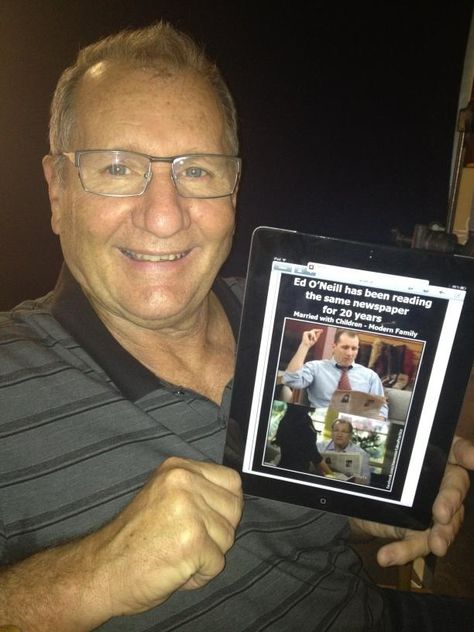 Ed O'Neill has been reading about himself reading the same newspaper for 20 years. Jay Pritchett, Modern Family Funny, Ed O Neill, Al Bundy, Married With Children, Family Funny, Sofia Vergara, Modern Family, Best Shows Ever