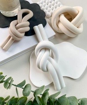 Clay Knot, Modern Home Accessories, Knot Decor, Console Table Decorating, Coffee Table Decor, Unique Coffee Table, Deco Boheme, Shelf Styling, Christmas Decoration Items