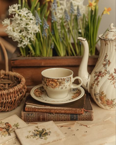 Cozy Spring Aesthetic, Cottagecore Candles, Cottagecore Tea, Cottagecore Autumn, Antique Aesthetic, Cottage Aesthetic, Autumn Tea, Candles Photography, Brown Kitchens