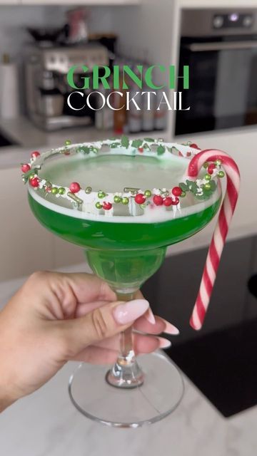 𝓛𝓲𝓿 ✨ on Instagram: "grinch cocktail 💚 #grinch #grinchcocktail #cocktail #christmas #christmasdrinks #christmascocktails #christmasrecipes #xmasdrinks #xmascocktails #holidaydrinks #holidaycocktails #winterdrink #holidayrecipes" The Grinch Cocktail, Grinch Cocktail, Grinch Drink, Xmas Cocktails, Xmas Drinks, Cocktail Christmas, Festive Drinks, Tequila Cocktails, Winter Drinks