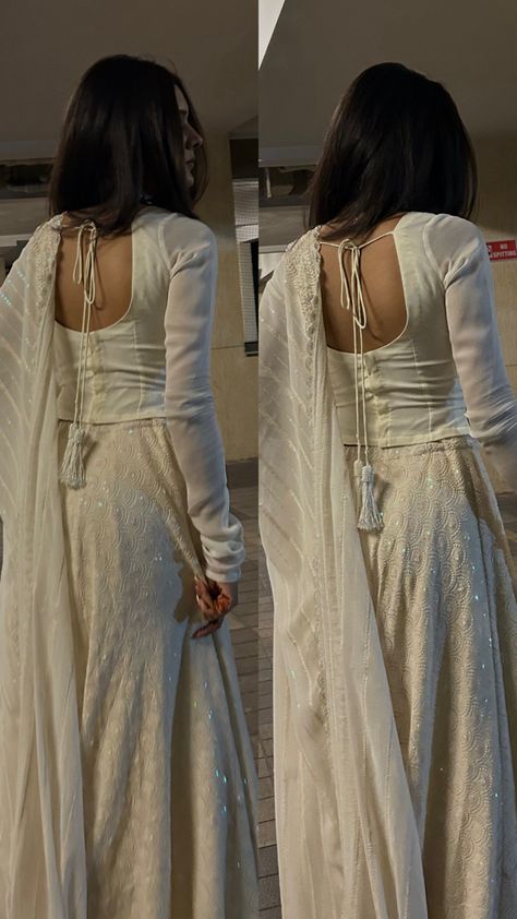 Bollywood Item Song Dress, Desi White Dress, Old Bollywood Outfits, Long Sleeve Lehenga, Lengha Simple, Desi Fits, Desi Dress, Simple Lehenga, Trendy Outfits Indian