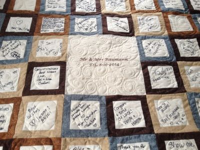 Fleur de Lis Quilts and Accessories: Sunday Quilt Inspiration: signature blocks Wedding Guest Quilt, Guest Quilt, Friendship Quilts, Wedding Guest Book Quilt, Book Quilts, Quilt Wedding, Wedding Quilts, Diy Wedding Guest Book, Dad Wedding Gift