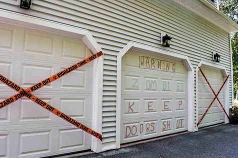 Diy Halloween Spider Outdoor, Garage Door Halloween Decor, Door Halloween Decorations, Halloween Haunted House Diy, Haunted Garage, Diy Halloween Spider, Halloween Lanterns Diy, Halloween Diy Paper, Halloween Garage Door