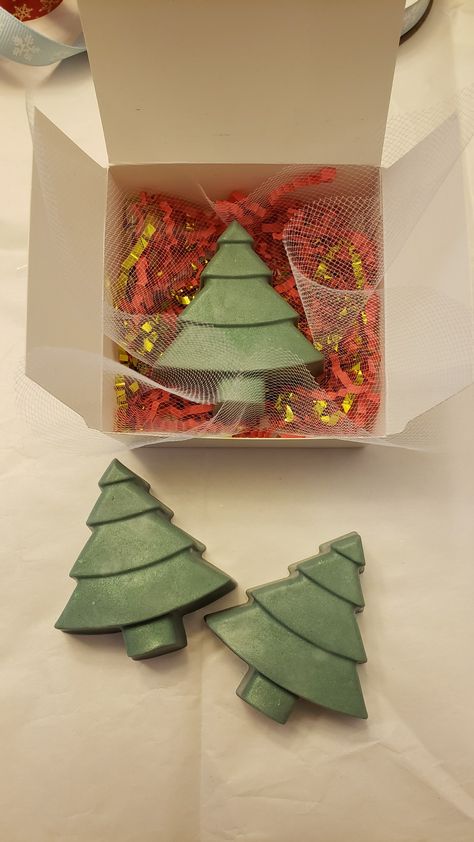 Green christmas tree soap gift Christmas Soap Gift Box Ideas, Christmas Soap Ideas, Soap Packaging Christmas, Organic Room, Christmas Soap Gift, Christmas Soap Target, Christmas Soaps, Party Favors Christmas, Soap Party Favors