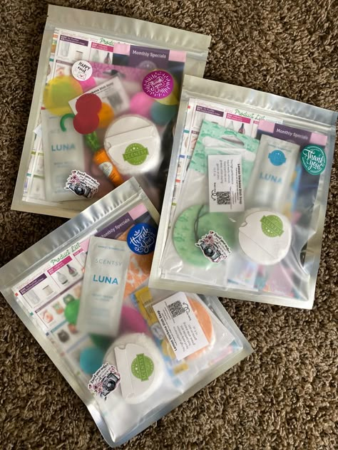 Scentsy Club happy mail! Scentsy Prize Ideas, Scentsy Gift Bag Ideas, Scentsy Catalog Mailers, Scentsy Sample Packs, Cute Giveaway Ideas, Scentsy Samples Ideas, Scentsy Goodie Bags, Scentsy Mail Ideas, Scentsy Office Organization