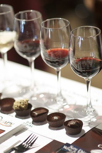 Who doesn't love wine and chocolate but together that’s just magic! I am so excited that I can throw my own wine & chocolate tasting party! It's a brilliant girls night in idea that is just amazing! These DIY tips and tricks make throwing this party a breeze! This is a must try! #DIY #girlsnightin #winetasting #chocolate #DIYparty #winepairings Wine And Chocolate, Chocolate Pairings, Wine And Cheese Party, Wine Tasting Party, Party Dips, Cheese Party, Oreo Dessert, Tasting Party, Wine Wednesday