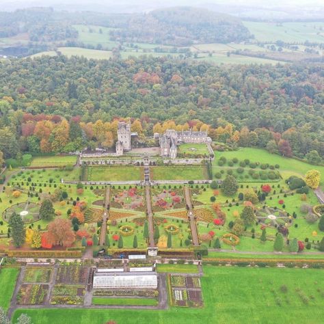 Drummond Castle, Castle School, Castle Gardens, Castle Garden, Setting Ideas, School Garden, Place Settings, Golf Courses, Dolores Park