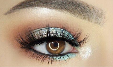 Aqua makeup look Homecoming Makeup Light Blue, Teal Eye Makeup Simple, Prom Makeup Looks For Teal Dress, Teal Bridal Makeup, Aqua Blue Makeup Look, Makeup For Aqua Dress, Blue Gown Makeup, Aqua Eyeshadow Looks, Aqua Blue Makeup