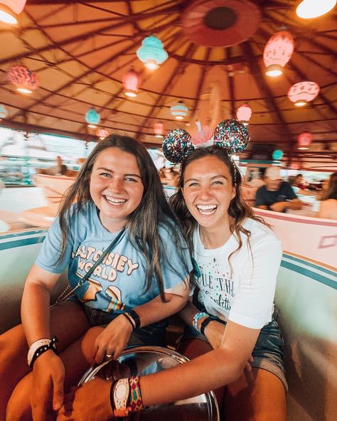 courtney is in disney world right now and i have never been more jealous. don’t have too much fun w/out me💕 Disneyworld Pictures, Disney Besties, Disney World Photo Ideas, Disney World Pictures Ideas, Park Pics, Disney Poses, Disney Picture Ideas, Disney Fits, Disney Best Friends