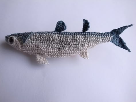 crochet herring Knit Fish, Knitted Fish, Embroidery Fish, Crochet Fish Patterns, Embroidered Fish, Crochet Fish, Fish Brooch, Fish Crafts, Crochet Food