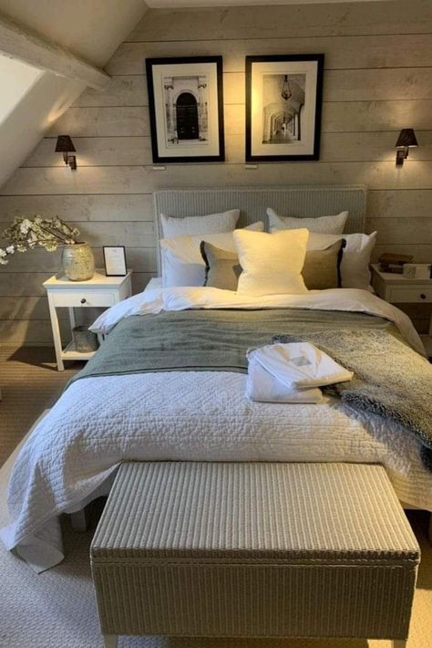 Bedroom Inspirations Attic Room, Attic Master Bedrooms Decor, Cotswold Bedroom, Cottage Interiors Bedroom, Bedroom Decoration Ideas, Cozy Bedroom Ideas, Loft Room, Cottage Bedroom, Cottage Interiors