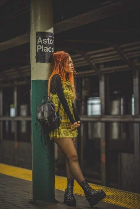 Fashion Street Photography Women, Alternative Poses For Photos, Edgy Poses Photography, Grunge Poses Photography, Happy Poses, Grunge Photoshoot, Urban Photography Portrait, San Myshuno, Luanna Perez