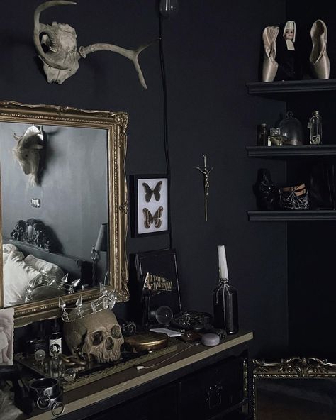 Dark Academia Bedroom Aesthetic, Academia Bedroom Aesthetic, Dark Academia Room Decor Bedroom, Academia Aesthetic Room, Dark Academia Living Room, Dark Academia Aesthetic Room, Dark Academia Room Ideas, Dark Academia Bedroom, Academia Bedroom