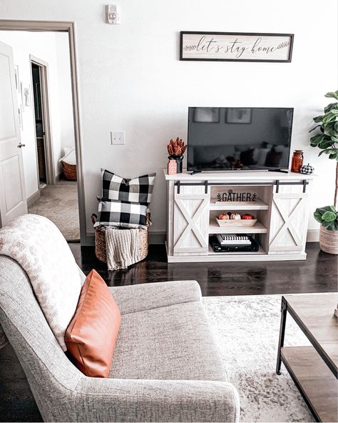 Small Apartment Living Room Farmhouse, Farmhouse Apartment Decor Small Spaces Living Room, Modern Farmhouse Living Room Apartment, Apartment Decor Modern Farmhouse, Modern Farmhouse Apartment Decor, Cozy Farmhouse Apartment, Western Farmhouse Living Room Target, Farmhouse Living Room Apartment, Farmhouse Apartment Decor Small Spaces