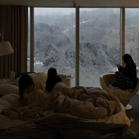 #winter #sleepover Winter Inspo, I Love Winter, Winter Cabin, Looking Out The Window, Winter Love, Christmas Feeling, Ski Trip, Winter Aesthetic, Future Life