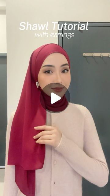 Tudung Shawl Style, Shawl Tutorial Hijab Simple, Shawl Style Hijab, Hijab Retro Style, Simple Hijab Tutorial Casual, Hijab Tutorial With Earrings, Muslimah Fashion Outfits Simple, Shawl Tutorial Hijab, Hijab With Earrings