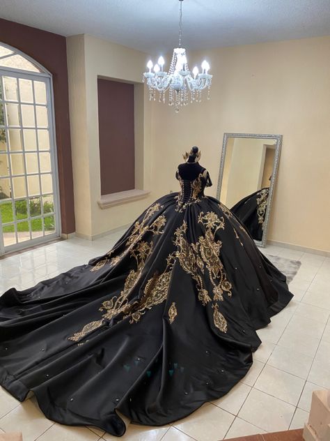 Wedding Dresses Black And Gold, Black And Gold Quinceanera Dresses Mexican, Black And Gold Wedding Dress Brides, Black And Gold Quince Dress, Quinceanera Black And Gold, Black And Gold Quinceanera Dresses, Black And Gold Quince, Black Quinceanera Theme, Black Quince Dress