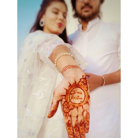 Photoshoot, mehndi, husband and wife poses, pose for eid Couple Eid Photoshoot, Eid Couple Poses, Husband And Wife Poses, Pose With Husband, Husband And Wife Photoshoot, Mehndi Photoshoot, Eid Photography, Eid Pics, Eid Photos