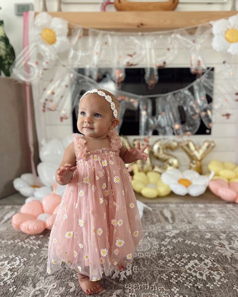 some snapshots from Daisy’s 1st birthday party 🥹🌼 naturally, it was Daisy themed! our little sunshine girl, we had so much fun celebrating her!! if you want any of the decor/outfits that I used, comment ONE below and I can send it to you! 💛 First birthday | first birthday girl | one year old | little miss onederdul | daisy theme Boho Baby Birthday Party Girl, 1st Birthday Girl Daisy Theme, 1year Birthday Ideas, 1 Year Baby Girl Birthday Decoration, 1 Year Birthday Party Ideas Girl, One Year Old Girl Birthday Theme, Daisy Themed First Birthday, Daisy First Birthday Theme, One Year Old Birthday Party Girl