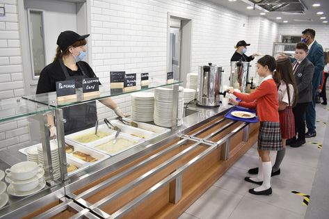 Great kitchen of Brookes Moscow school canteen. The company "Правильная кухня" (Proper Kitchen) is responsible for meals for the students of two Brookes schools in both capitals. All meals are prepared with the freshest ingredients right at schools. Breakfasts, lunches and snacks are full of healthy dishes, meet all local and international standards and include low-calorie and hypoallergenic meals. There is always a choice on the menu, taking into account dietary, allergic, religious preferences Canteen Design, School Cafe, School Canteen, On The Menu, Healthy Dishes, The Menu, Low Calorie, Moscow, Standing Desk