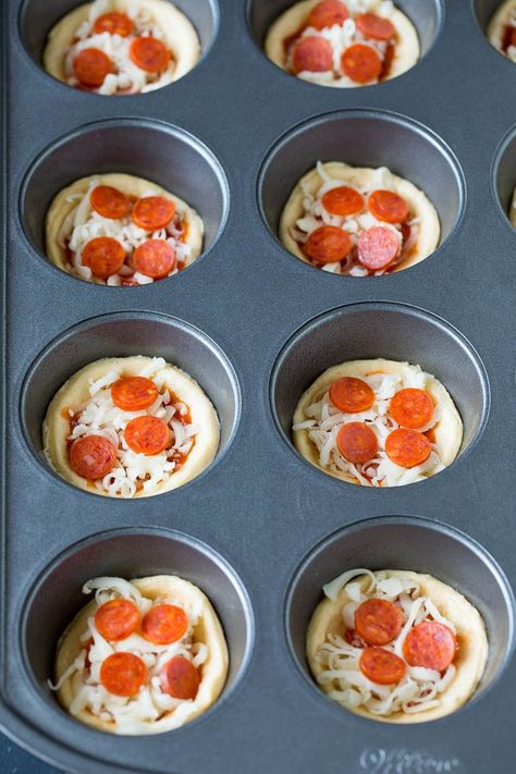 These mini pizzas are crescent roll dough topped with sauce, cheese and toppings, then baked to golden brown perfection. A bite sized version of pizza that makes for a fun and unique appetizer. Mini Taco Appetizer, Snack Meal Prep, Taco Appetizers, Maklike Resepte, Crescent Roll Recipes Dinner, Muffin Cups Recipes, Pizza Cupcakes, Puff Pastry Pizza, Sports Snacks