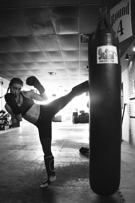 Kickboxing Women, My Bodyguard, Boxer Aesthetic, Girl Logic, Vision Board Book, Spa Box, Badass Aesthetic, Martial Arts Women, Workout Inspo