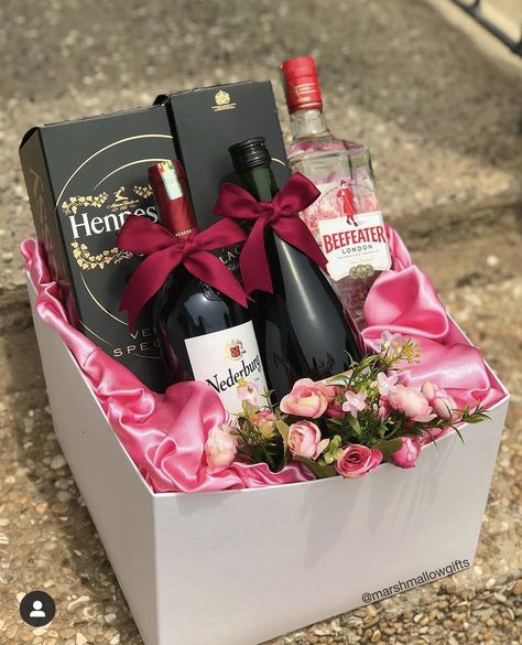 Wine and Whiskey wrapped in pink and burgundy for engagement dowry wrapping. Traditional African Wedding, Wine Gift Wrapping, Traditional Wedding Gifts, Bottle Gift Wrapping, Pink And Burgundy, Bridal Gift Wrapping Ideas, Wedding Gift Wrapping, Bridal Wrap, Rose Gift