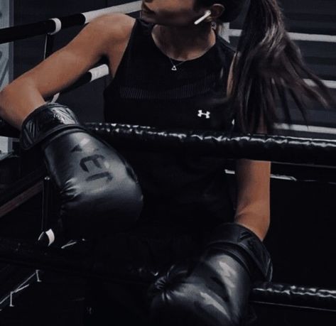 Rose Hathaway Aesthetic, Female Boxer Aesthetic, Vampire Academy Aesthetic, Boxer Aesthetic, Academy Aesthetic, Female Boxer, Female Boxing, Boxing Clothes, Rose Hathaway