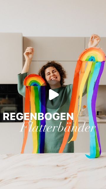 FRANZI REICHENBACH| Basteln | Rezepte | Kreativ mit Kindern on Instagram: "Regenbogen Flatterer Sind die niedlich - aber wozu sind die eigentlich? Gerade hängen sie bei uns als Fensterdeko - sie lassen sich aber auch super auf einen wilden Flatterspaziergang mitnehmen und sind perfekt für den Kindergeburtstag. Ihr braucht: - Pappteller - Regenbogen Deckfarben (meine sind verlinkt bei woher ist) - Pinsel / Wasser / Schere / Kleber - Kreppband in Regenbogenfarben - Etwas Seil oder Schnur zum aufhängen Pappteller halbieren und bemalen, Krepp zurecht schneiden und zwischen die zwei Papphälften kleben. Ich habe nochmal alles mit Klemmen fixiert - die Löcher könnt ihr mit einem Locker easy vorher oder nachher rein machen. Aufgängen, flattern lassen - Fertig! #bastelnmitkindern #regenboge Camping Crafts, Kids Birthday Party, Kids Birthday, Kindergarten, Birthday Party, Birthday, On Instagram