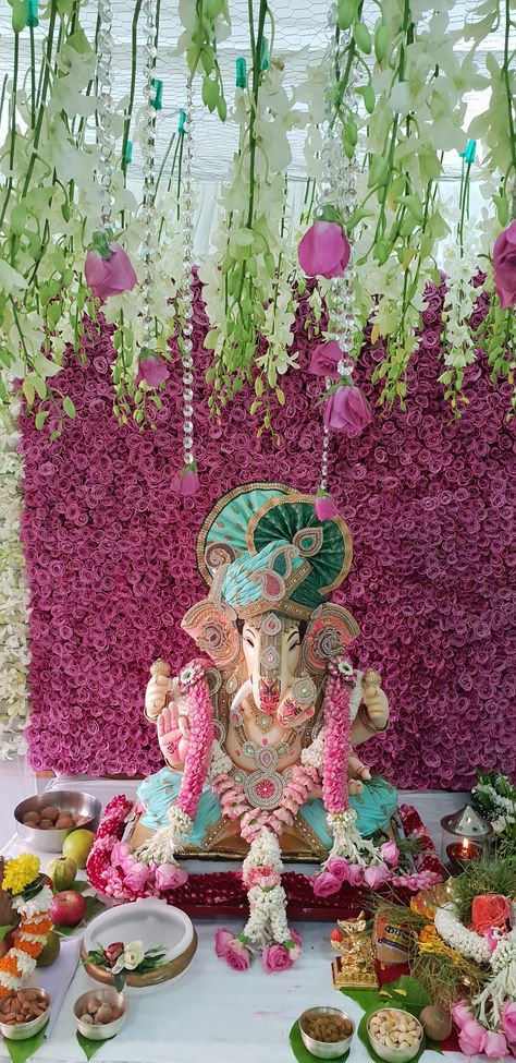 Bollywood Party Decorations, Decoration Ganpati, Balloon Decoration For Birthday, Balloon Decoration At Home, Flower Decoration For Ganpati, Flower At Home, Birthday Balloon Decoration, Ganpati Decoration Theme, Mandir Decoration