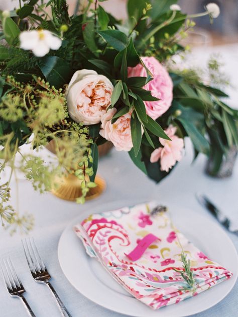 La Tavola Fine Linen Rental: Watercolors Orchid Napkin with Tuscany Ocean | Photography: Diana McGregor, Coordination: Joy Proctor Design, Floral Design: Anna Le Pley Taylor Reception Venue Decorations, Creative Wedding Centerpieces, Beautiful Wedding Centerpiece, Outdoor Celebration, Elegant Wedding Centerpiece, Simple Wedding Centerpieces, Multicultural Wedding, Wedding Color Inspiration, Pink Table