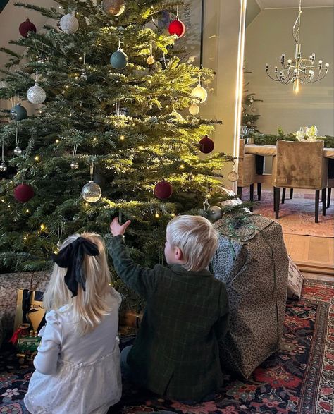 Christmas Day Aesthetic Family, Cozy Family Aesthetic, Christmas Aesthetic Family, Family Christmas Aesthetic, Old Money Christmas, Family Christmas Photos, Christmas Tradition, Christmas Feeling, Winter Scenery