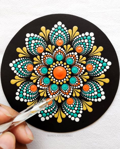 Mandala Art On Canvas, Mandala On Canvas, Dot Mandala Art, Mandala Dot Painting, Art Deco Paintings, Round Mandala, Mandala Painted Rocks, Mandala Canvas, Mandala Art Therapy