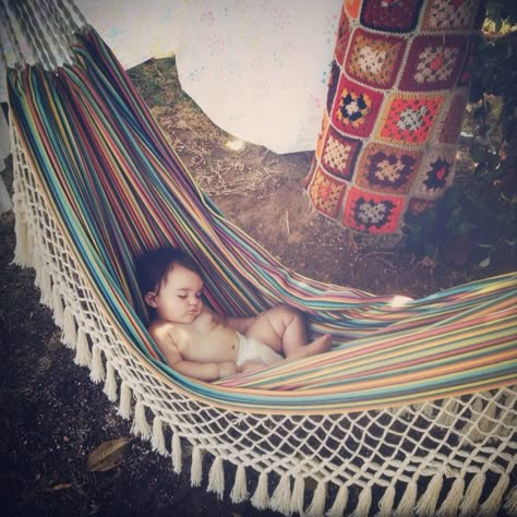 Baby in hammock Mundo Hippie, Hippie Mama, Hippie Kids, Hippie Mom, Wildflowers Photography, Earth Baby, I Want A Baby, Hippie Baby, Bohemian Baby