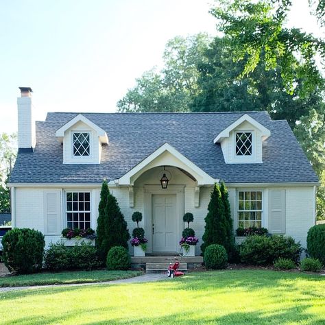 Curb Appeal in Belle Meade Highlands ✔️ | Instagram Small Ranch House Exterior, Cottage Build, Cute Small Houses, Simple Cottage, Backyard Fireplace, Cottages And Bungalows, Cottage Style Homes, Cape Cod House, House Siding