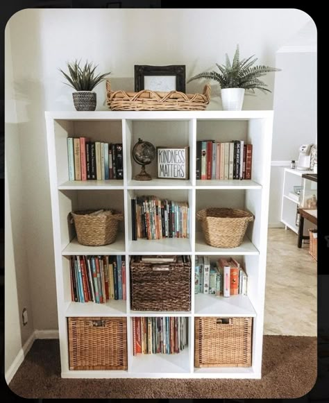 Kallax Ikea Decor, Kallax Design Ideas, Kallax Shelf Styling, Kallax Books, Book Storage Aesthetic, Ikea Shelf Decor Ideas, Kallax Styling Living Room, Kallax Decor Ideas, Ikea Book Case