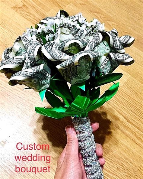 Origami money butterfly bouquet. Origami Flowers Bouquet, Money Roses, Origami Roses, Origami Flower Bouquet, Origami Bouquet, Graduation Money Gifts, Money Rose, Diy Graduation Gifts, Bouquet Tutorial