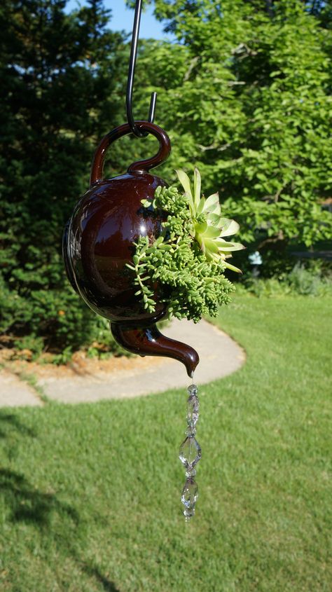 Teapot succulent planter - Found this teapot at a garage sale and planted some hens & chicks along with some Athoum sedum.  I attached the plastic crystals to the inside of the pot by attaching the string with outdoor silicone.  After watering, the excess water runs out the spout, so no need for drainage holes. DML 5/2014 Chandelier Planter, How To Make A Chandelier, نباتات منزلية, Succulent Planters, Crystal Garden, Succulent Gardening, Deco Floral, Succulents Diy, Garden Crafts