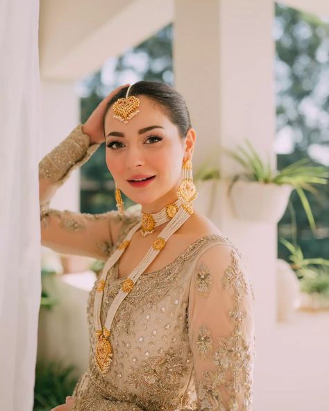 Faiza Saqlain, Blush Wedding Colors, Elegant Bridal Dress, Pakistani Bridal Makeup, Hania Amir, Bride Photoshoot, Bridal Dresses Pakistan, Floral Prom Dresses, Bride Inspiration