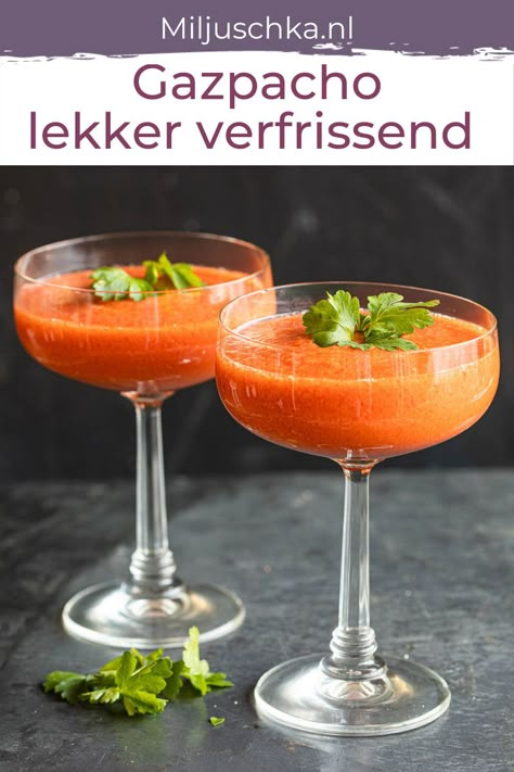 Dit klassieke gazpacho recept is heerlijk op een warme zomerdag. Als voorgerecht of gewoon als gezonde lichte lunch met een geroosterd boterhammetje erbij. Bovendien zit deze gazpacho ook nog eens bomvol met groente, terwijl het serieus niet meer dan een minuutje of 10 kost om te maken. Snel maken dus, deze heerlijke koude tomatensoep met groenten. Lees het recept op mijn website. #miljuschka #gazpacho #soep Vegan Catering, Chilled Soup, Veg Soup, Organic Recipes Healthy, Mexico Food, Food To Go, Gazpacho, Summer Dinner, Healthy Soup