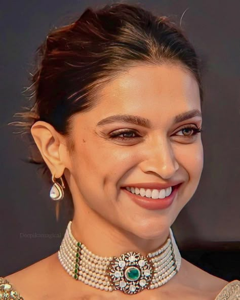 Deepika Padukone Jewellery, Latest Choker Necklace Designs, Latest Gold Choker Necklace Designs, Diamond Choker Indian, Navratan Choker, Gold Wedding Jewelry Necklace, Jewellery Design Gold, South Jewellery, Latest Gold Jewellery