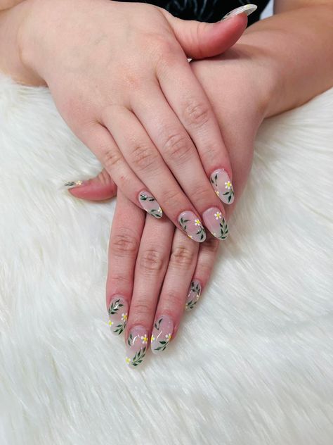 Green And Gold Floral Nails, Vine Nails Acrylic, Green Almond Shaped Nails Designs, Nails With Vines And Flowers, Green Vine Nail Art, Wedding Nails With Vines, Simple Vine Nail Designs, Flower Vine Nail Art, White Nails With Vines