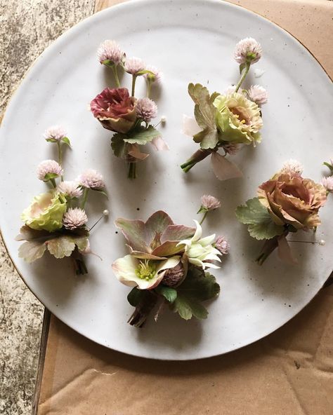 by @studiomondine Small Bride Bouquets, Boutineer Ideas, Studio Mondine, Become A Florist, Japanese Floral Design, Sogetsu Ikebana, Flower Shop Design, Modern Wedding Flowers, Groomsmen Boutonniere