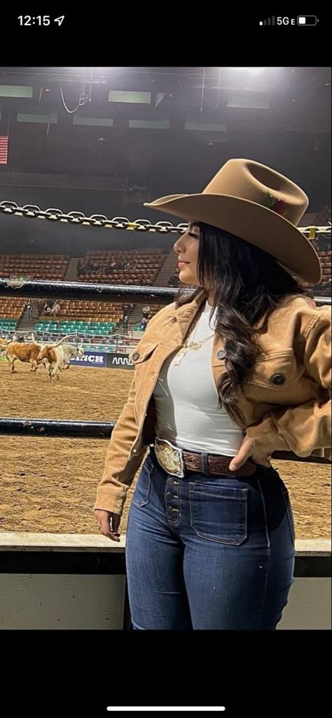 Cold Vaquera Outfits, Mexico Outfit Ideas Mexican, Vaquera Outfits Women, El Rancho Outfit, Fall Jaripeo Outfits, Jaripeo Outfits Woman, Mexican Rodeo Outfits, Norteno Outfit Woman, Jaripeo Outfits Plus Size