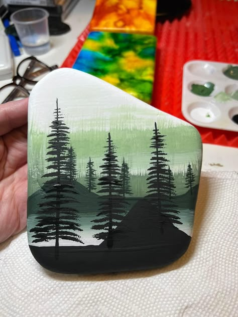 Landscape Rocks, Pine Tree Painting, Garden Rock Art, Rock Painting Tutorial, Painting Snow, Rock Painting Ideas Easy, Rock Painting Patterns, Rock Painting Designs, Painting Designs