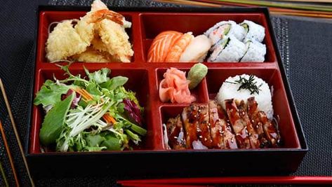 Bento Box: The Traditional Japanese Lunch Box That Is Both Healthy And 'Too Pretty To Eat'! Bento Box Lunch For Adults, Kotak Bento, Japanese Diet, Japanese Food Bento, Japanese Lunch Box, Japanese Lunch, Perfect Diet, Japanese Bento, Bento Recipes