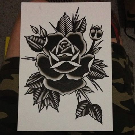 rose Rose Tattoo Black, Old School Rose, Mangas Tattoo, Tato Tradisional, Rose Tattoo Sleeve, Black Rose Tattoos, Old School Tattoo Designs, Tattoo Old School, Traditional Tattoo Art