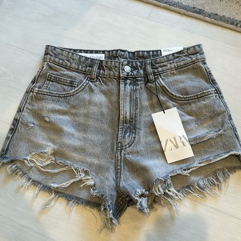 Grey Wash Zara Jean Shorts. Us 6 Euro 38 Cute Bottoms Aesthetic, Zara Clothes Women, Grey Jean Shorts, Zara Jean Shorts, Zara Clothes, Short Zara, Clothes Shorts, Shorts Aesthetic, Madison Beer Outfits